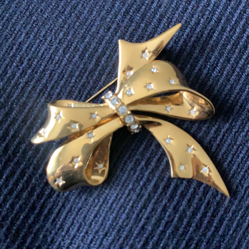 Joan River bow pin